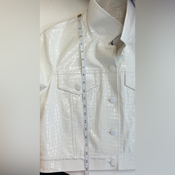 Alice + Olivia Chloe White Croc-Effect Faux Leather Crop Jacket Size XL NWT - Picture 13 of 16